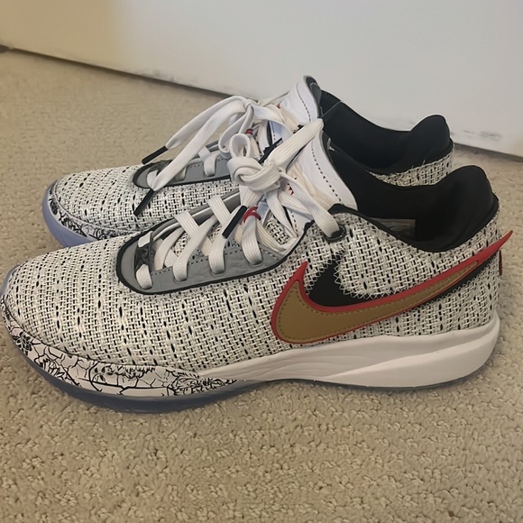 Nike Lebron next gen athletic shoes size 8 - Picture 3 of 8